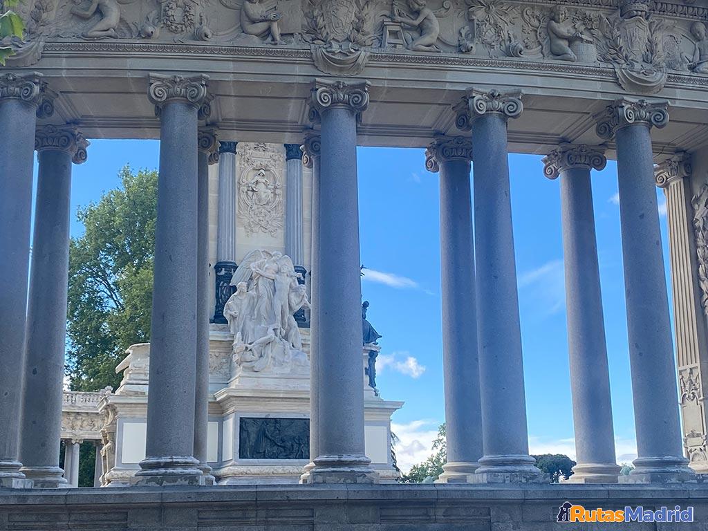 19 Columnas del monumento a Alfonso XII en el Retiro 19 Columnas del monumento a Alfonso XII en el Retiro