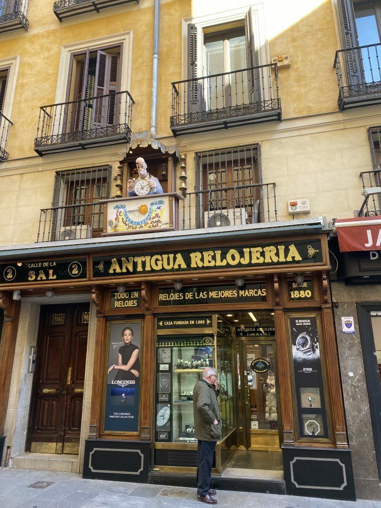 Antigua relojería de Madrid en calle de la Sal, Madrid Antigua relojería de Madrid en calle de la Sal, Madrid