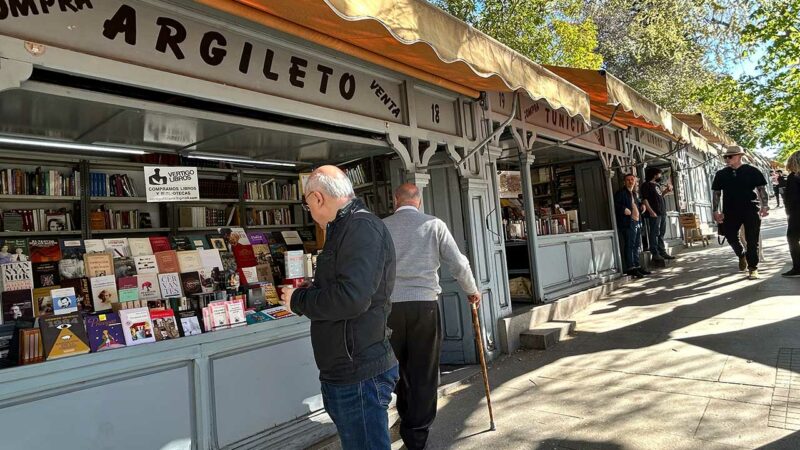 ¿Qué ver y qué hacer en la Cuesta de Moyano, Madrid? ¿Qué ver y qué hacer en la Cuesta de Moyano, Madrid?