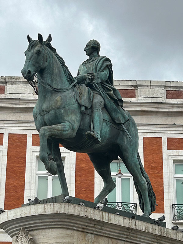 Estatua Ecuestre de Carlos III en La Puerta del Sol Estatua Ecuestre de Carlos III en La Puerta del Sol