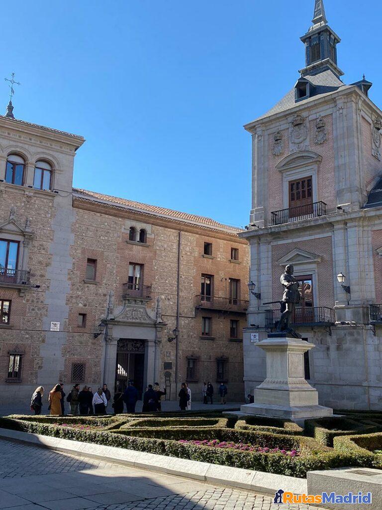 la Plaza de la Villa es un legado del patrimonio histórico la Plaza de la Villa es un legado del patrimonio histórico