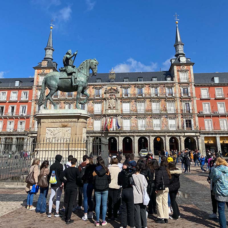 Plaza mayor y estatua de Felipe III Plaza mayor y estatua de Felipe III