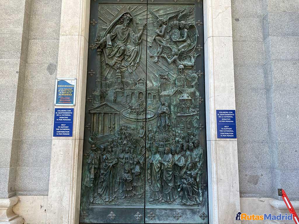 Pórtico de entrada a la Catedral de la Almudena Pórtico de entrada a la Catedral de la Almudena